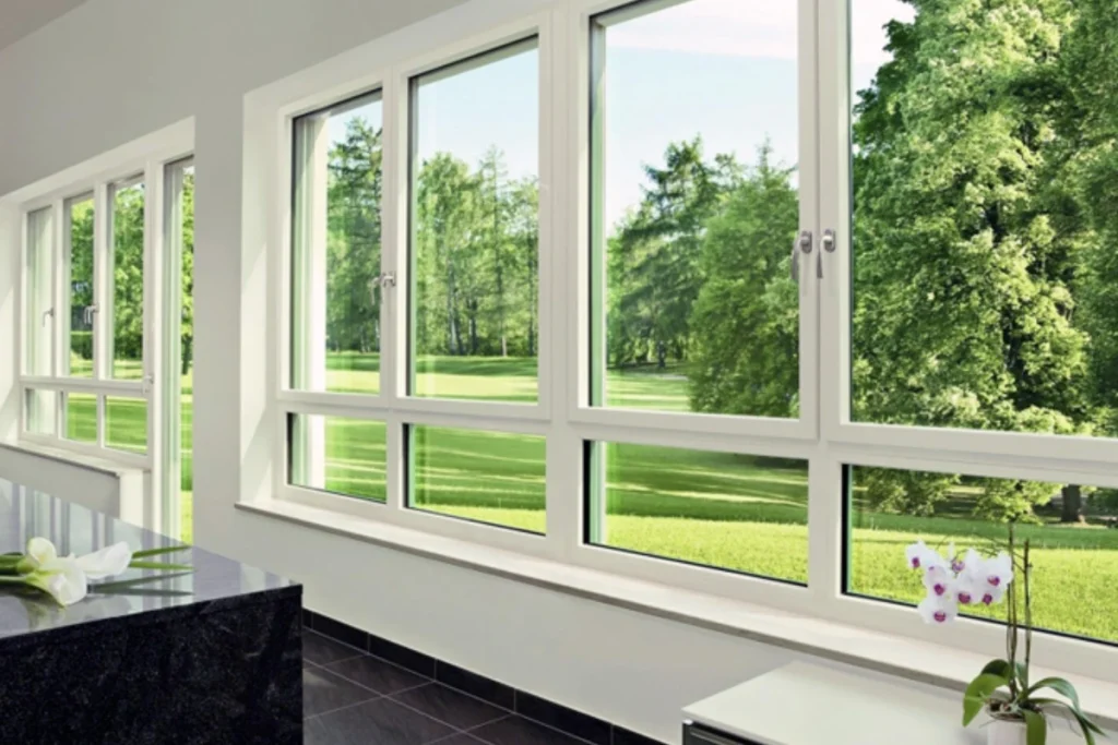 Finestres amb aïllament tèrmic eficient en habitatge amb vista exterior verda
